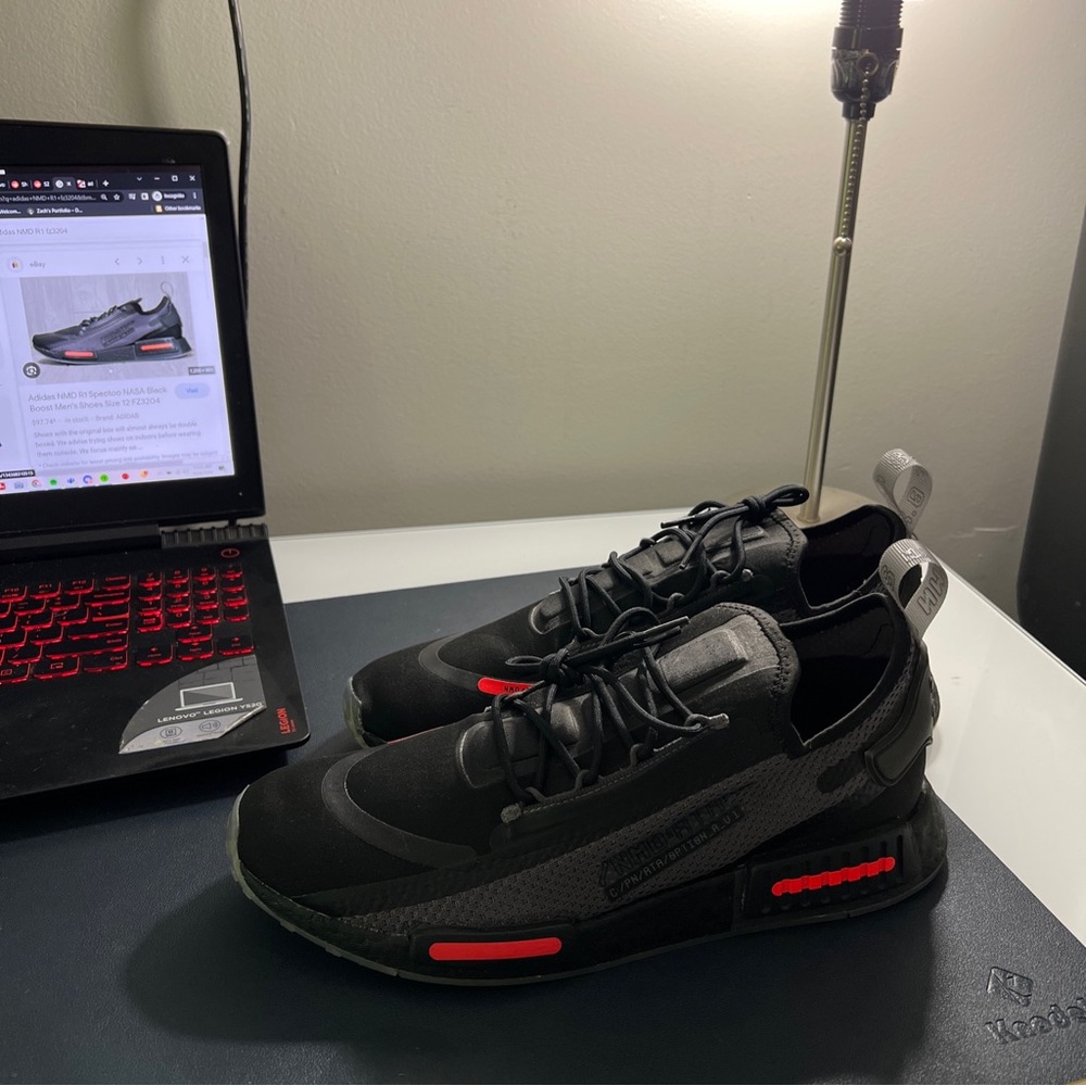 11 Adidas NMD, R1, core black, gray red